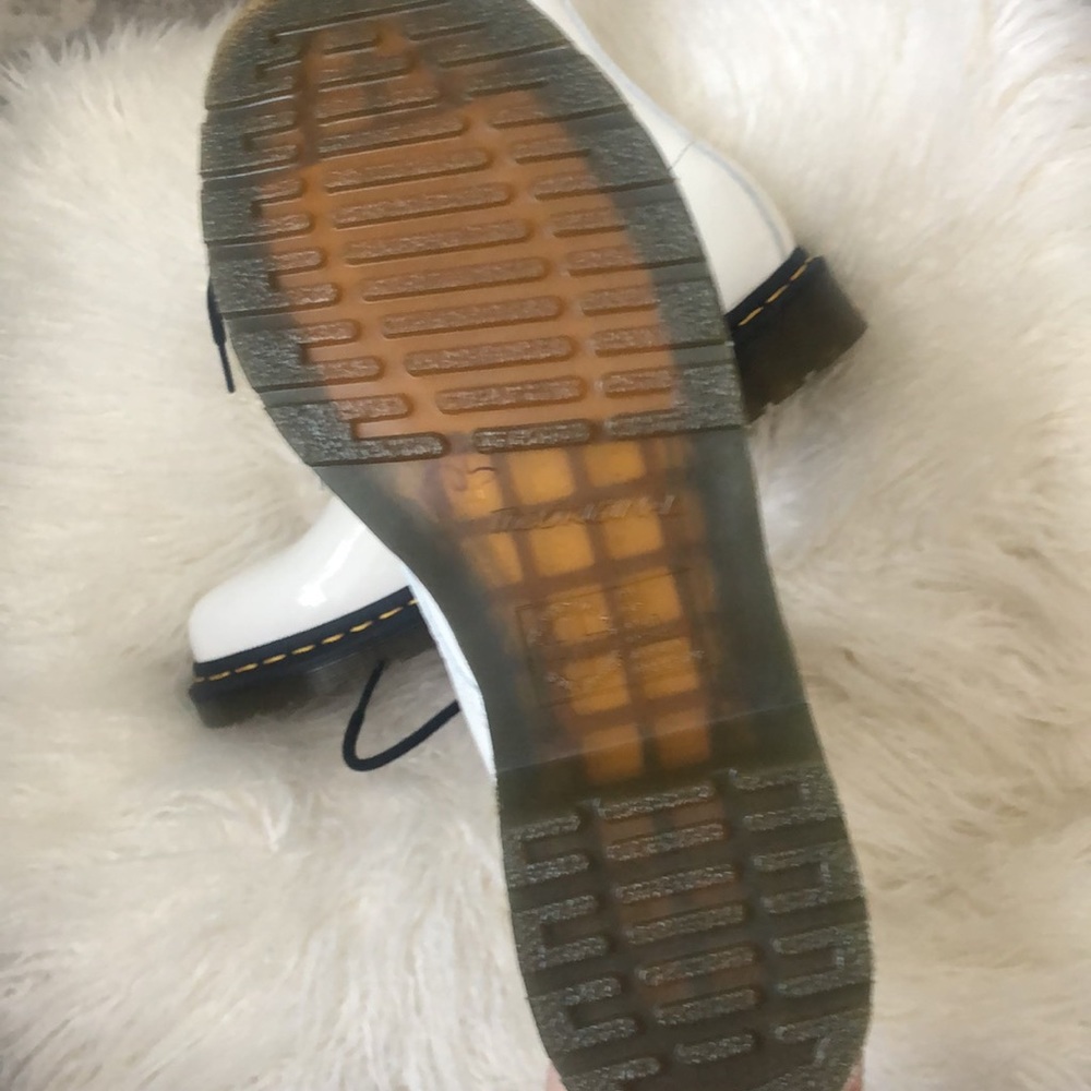 Dr. Martens 1460 Patent LEATHER LACE UP BOOTS - Picture 4 of 5